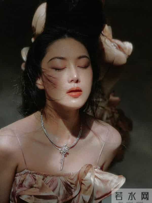 张馨予这组好有感觉!光脚陷在沙发,慵懒又好看