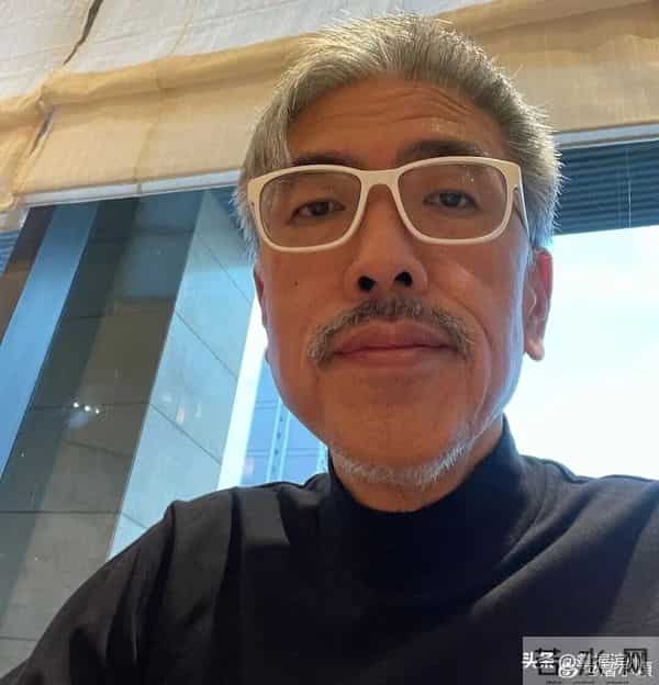 屠颖儿子发文：爸爸在跑步机上摔倒，意外离开了我们；他这一生过得非常精彩，我会照顾好自己和妈妈