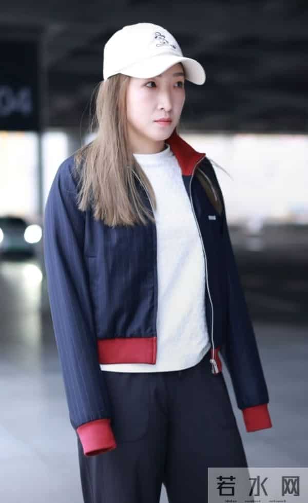 刘诗雯现身机场，藏青拼红运动风外套搭白帽随性又活力笑容超治愈
