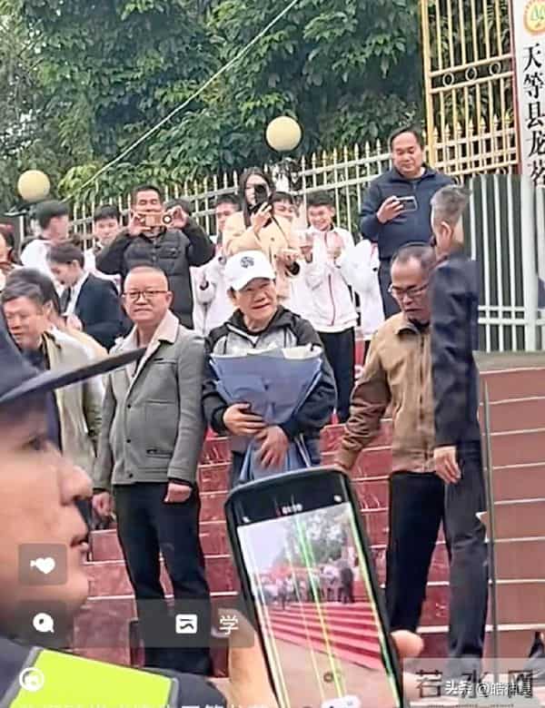 赵传老家探亲,网友:这一家太像了