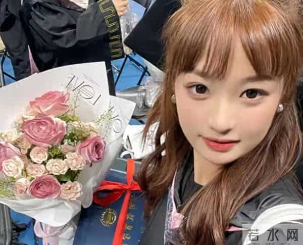 杨瀚森女友不是不不上学，而是人家早毕业了，而且还是本科生