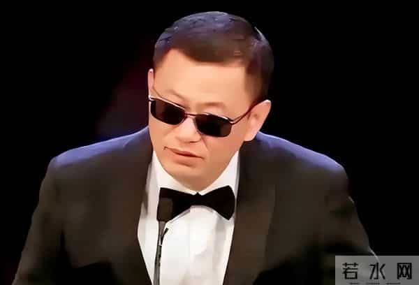 67岁王家卫晚节不保，开金靖黄腔、说唐嫣装，原来王传君真没说错