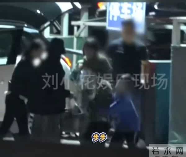 刘诗诗带儿子和朋友聚餐，6岁步步和玩伴打架 刘诗诗拉架险被绊倒