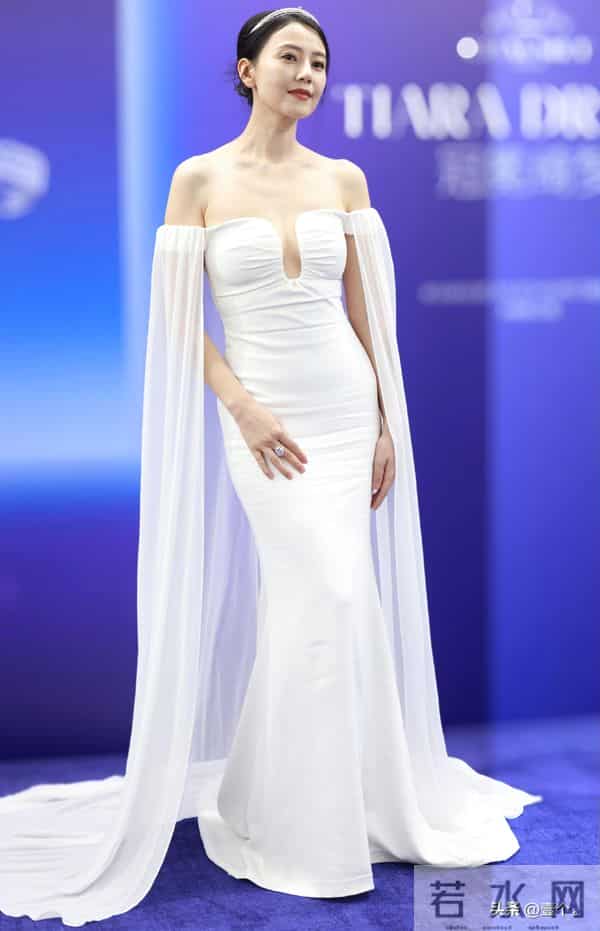 高圆圆太欲了，气质与生活态度沉淀出的立体韵味