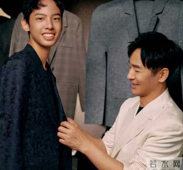 郭晓峰妈妈携亲戚来北京玩，住在小酒店，2个孙女出镜全程玩手机