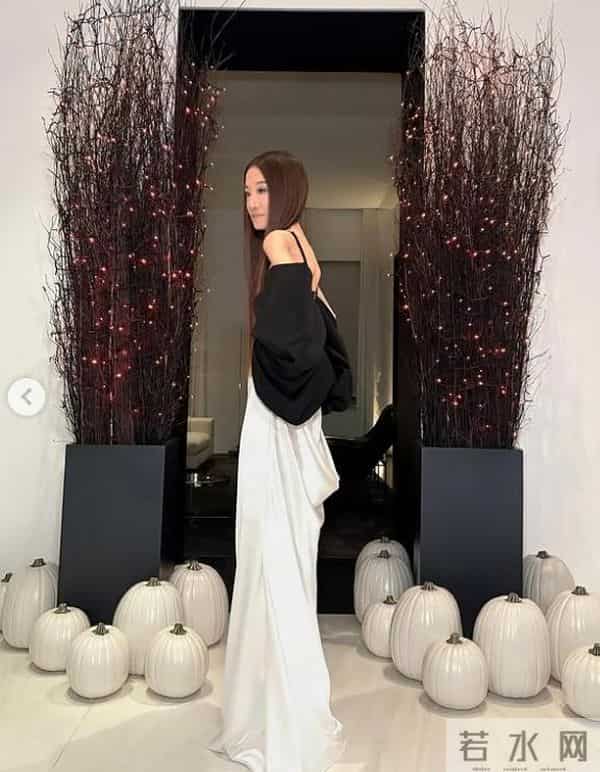 76岁王薇薇出席时尚大奖又豁出去!一小块黑布条当上衣,嫩如少女