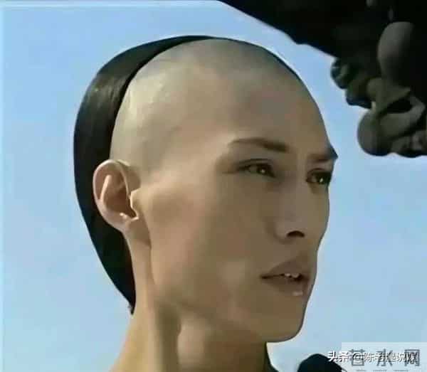 这一次，人民日报点名靳东，七字之差给娱乐圈敲响警钟