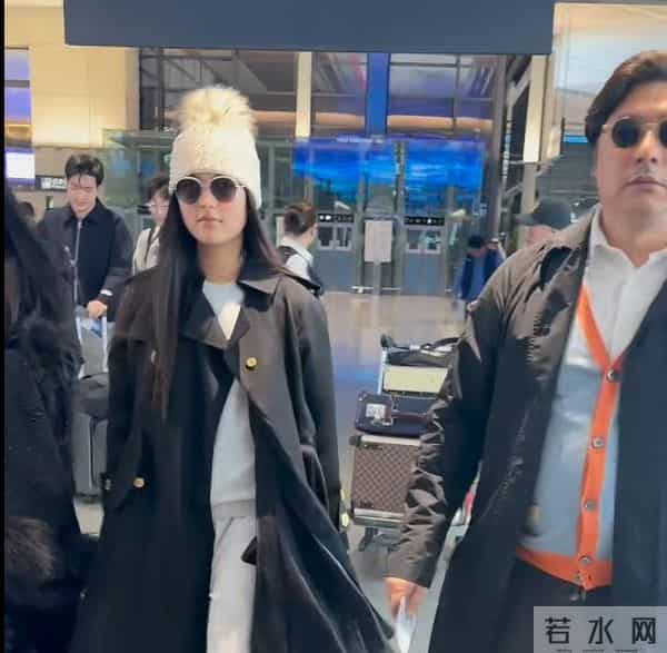 王岳伦一家三口同框，李湘瘦了，被问及模仿热潮，本人笑而不语