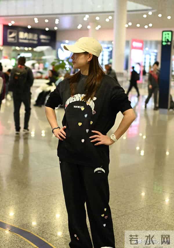 黄雅琼深圳机场到达路透，穿黑色印花卫衣套装，走路带风又美又飒