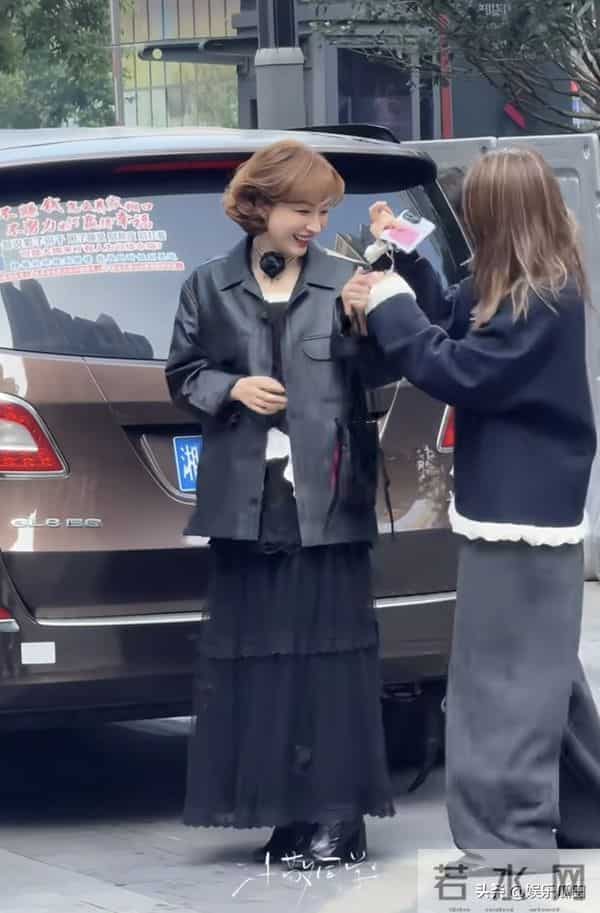 吴昕今日上班路透,皮衣黑裙配小卷发,造型好洋气,越来越美了