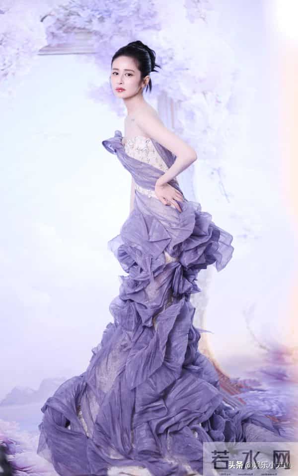 恭喜颖儿获得年度风尚演员奖，站上领奖台那一刻，整个人都在发光