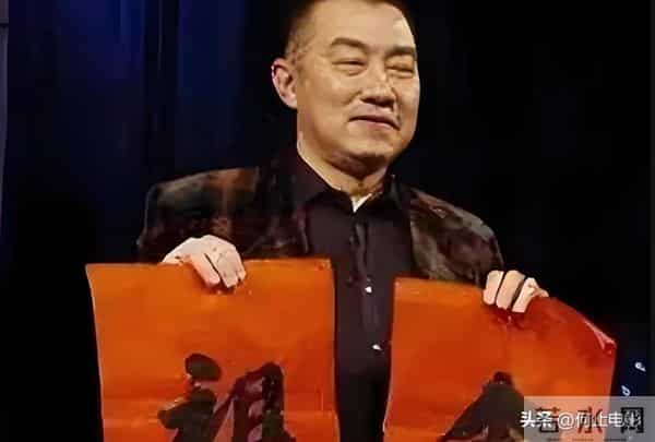 他因春晚一炮而红，做完歌手当局长，无儿无女，去世13年无人知