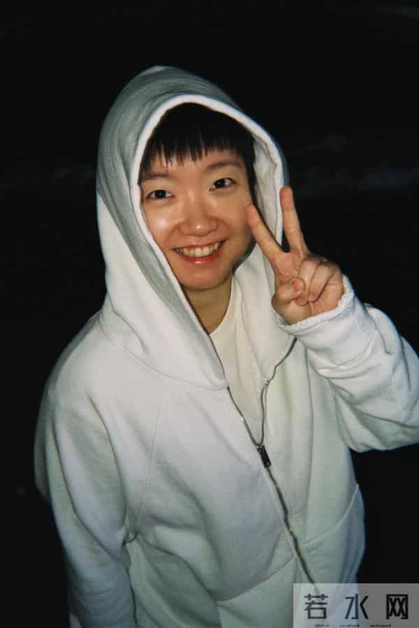 莎莎晒出和爸爸妈妈的合照,还有生日视频和烟花,好幸福哦