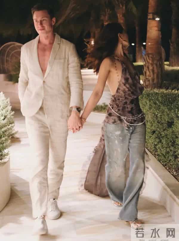 陈赫前妻在沙特庆生，39岁许婧穿露背装好辣，外籍老公185有胸肌