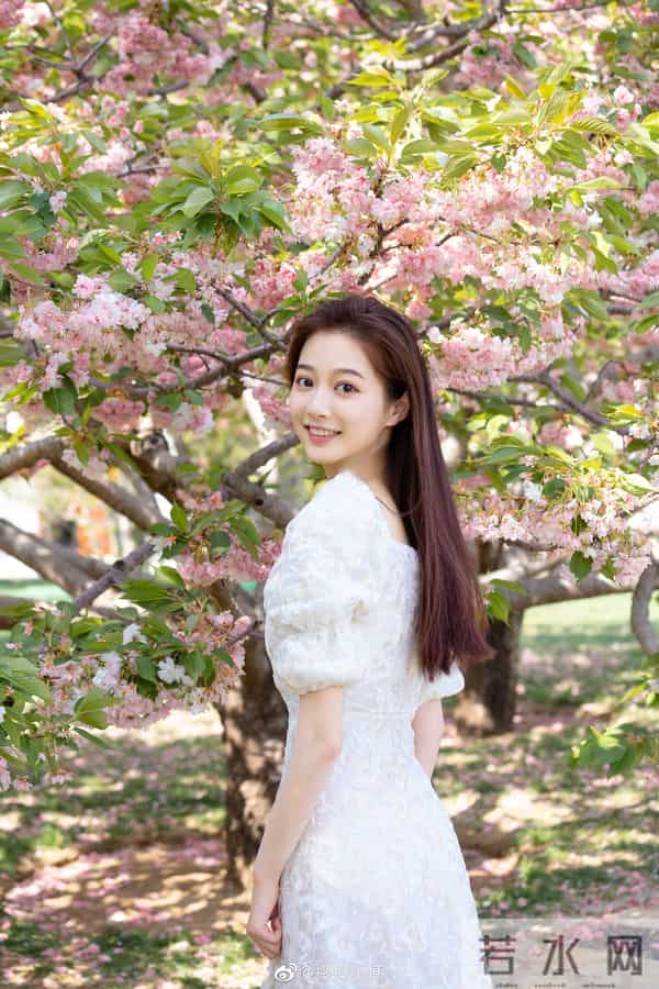 中传校花冯琳当主持人啦！不愧是最美领读员 这颜值不比明星差