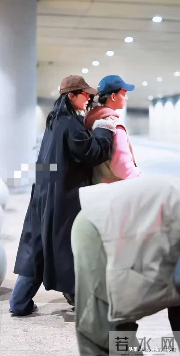 白百何大儿子现身机场，17岁元宝又高又壮，留长发扎马尾像陈羽凡