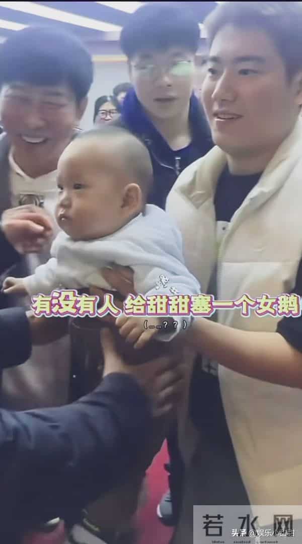 梁靖崑新造型引爆邢台！粉丝硬塞娃娃，看他反应全网笑疯！