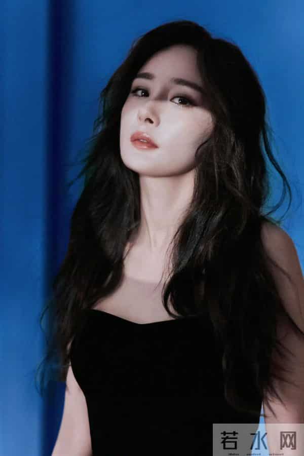 杨幂黑色抹胸裙仙气飘飘