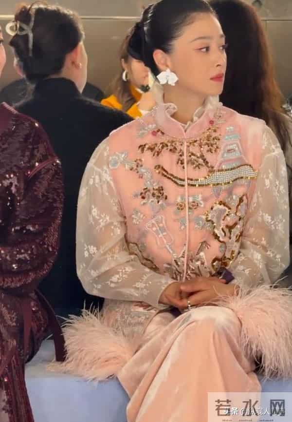 上海红毯：惠英红脸肿胀，蒋欣头包脸骨相绝，胡杏儿斜刘海显老