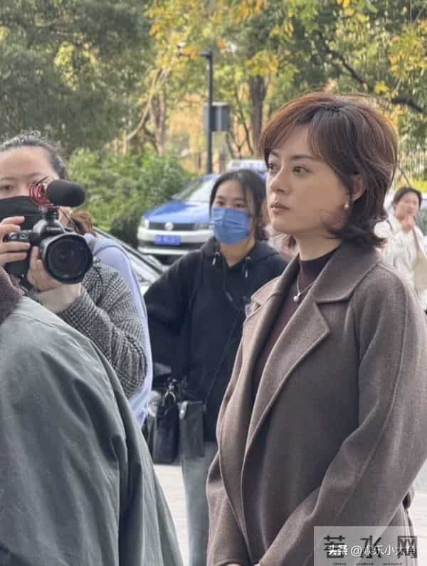 孙俪无锡拍戏被偶遇，身穿毛呢大衣新发型好洋气，本人又瘦又美！