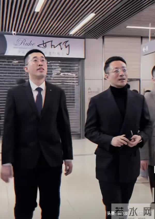 太有面！小井现身北京，汪小菲高规格接待，两人同排并坐一起用餐