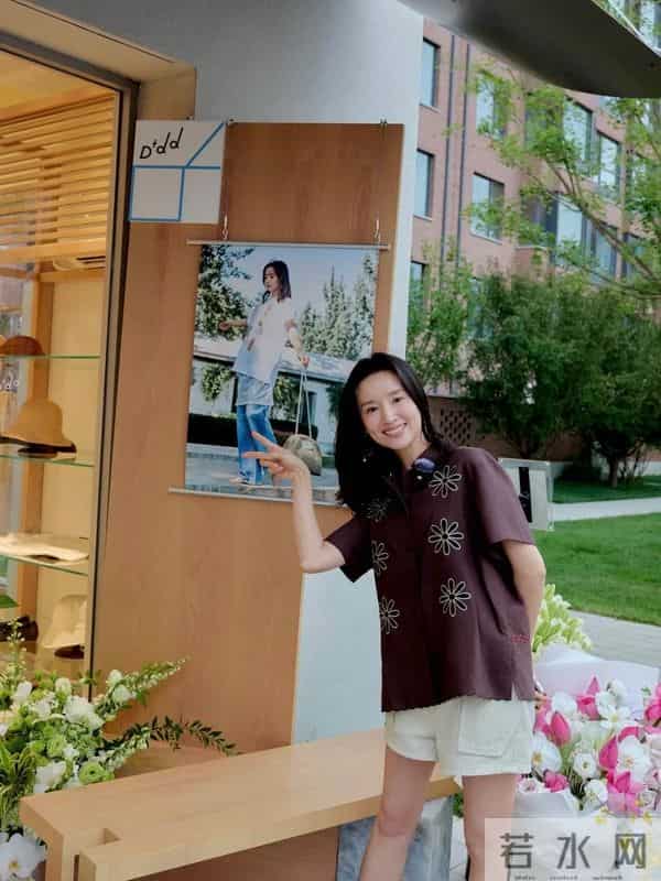 45岁董洁在河北巡店，生图皮肤白皙褶子多，腿短个子矮身材五五分