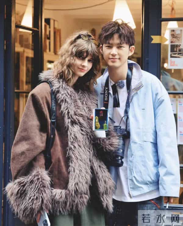 董力陪老婆工作，跟身后提包罗圈腿抢镜，阿诺穿超短裙美成洋娃娃