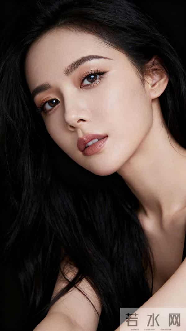 黑长直少女纯黑背景时尚大片｜高级感与性感魅力的碰撞