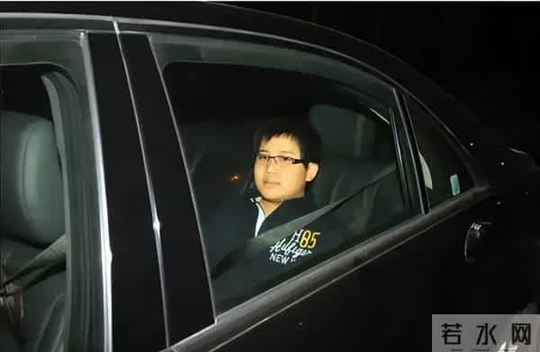 赌王去世5年，再看被何超琼抚养的“私生子”，他这盘棋下的真大