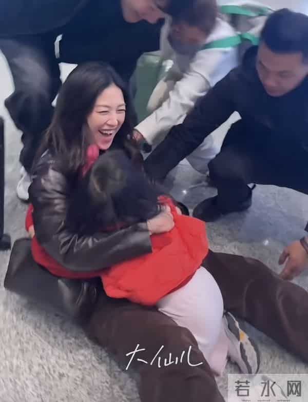 朱珠被4岁女儿扑倒，瘫坐地上笑得见牙不见眼，3名助理才扶起来