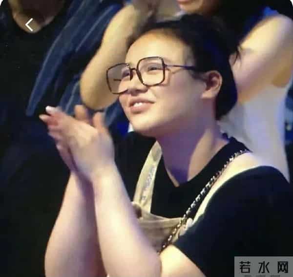 马思纯欧豪时隔7年再同框,男方活动上偷瞄女方,网友:希望复合