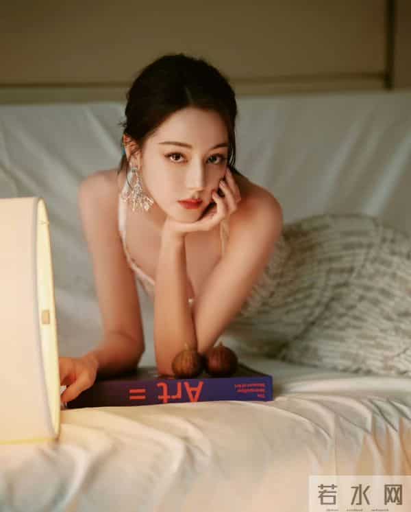 迪丽热巴光脚也太绝了！针织裙衬出纤美身材，温柔裹着慵懒的气质