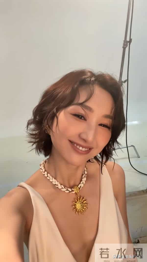 高海宁拍摄海报花絮惊现排骨胸,希腊女神装澎拜身材瞬间消失