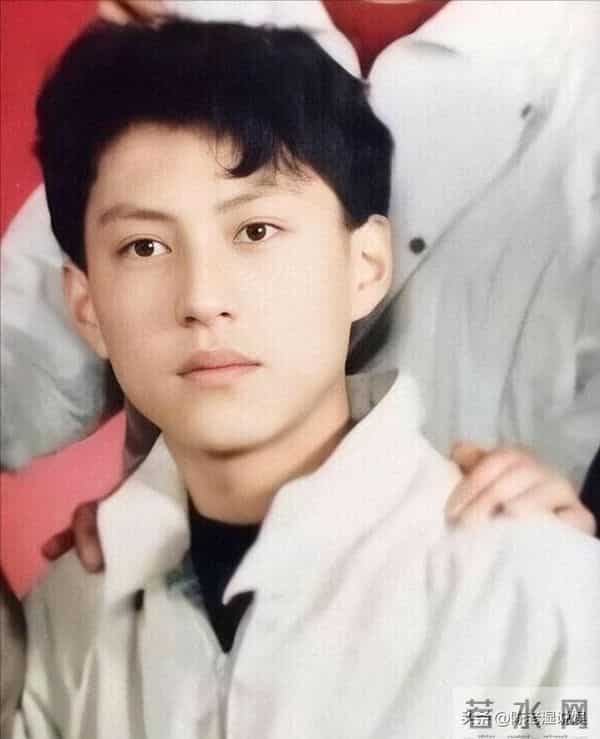 这一次，人民日报点名靳东，七字之差给娱乐圈敲响警钟