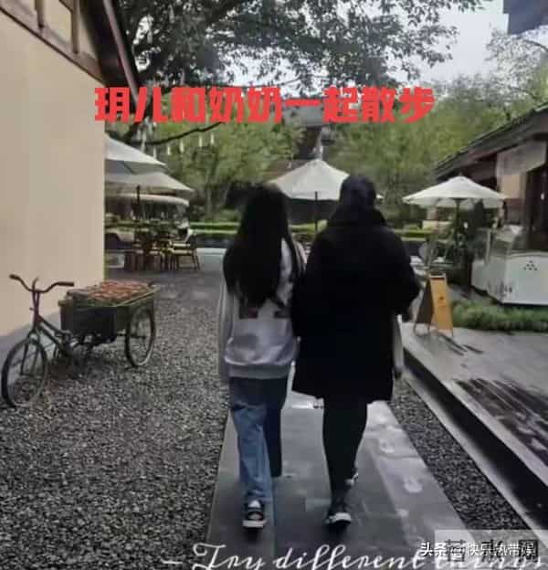 玥儿与奶奶关系好，网友晒祖孙牵手照，比奶奶还高，背影好清瘦