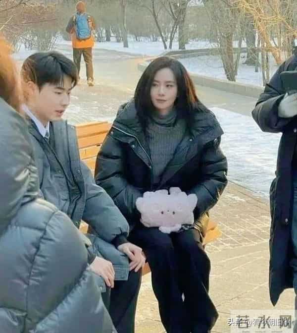 37岁刘诗诗在哈尔滨街头被撞见，身着黑色羽绒服长裤，美翻了。