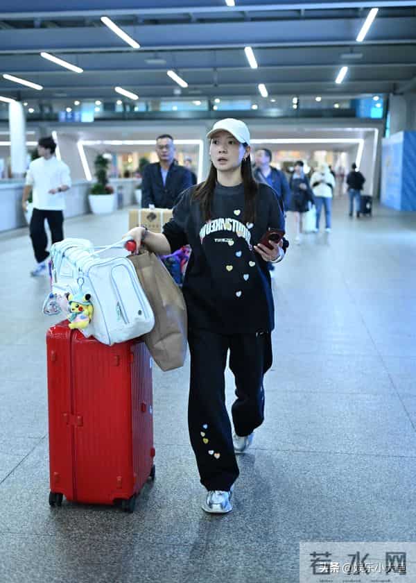 黄雅琼深圳机场到达路透，穿黑色印花卫衣套装，走路带风又美又飒