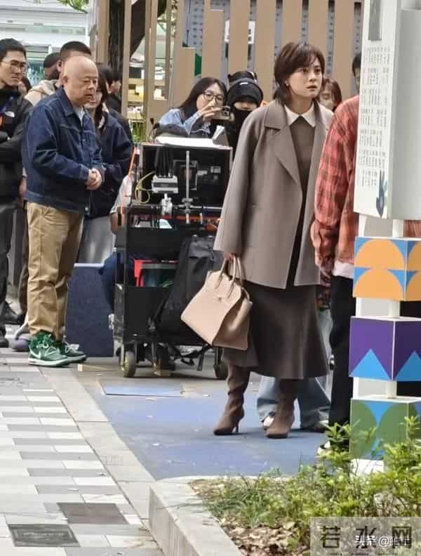 孙俪拍戏路透被疯传，眼球明显突出咬肌变大，终于懂她为何不医美