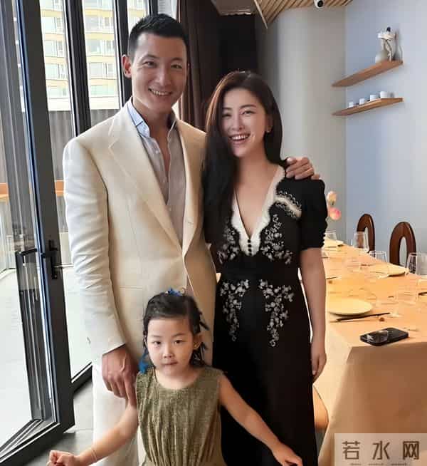 朱珠女儿机场飞奔扑向妈妈,朱珠倒地拥抱,女儿梨涡脸型笑容如花