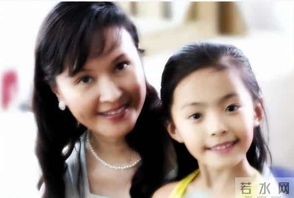 方舒：背叛丈夫陈国星，嫁小10岁屠洪刚后被抛弃，如今过得怎样？