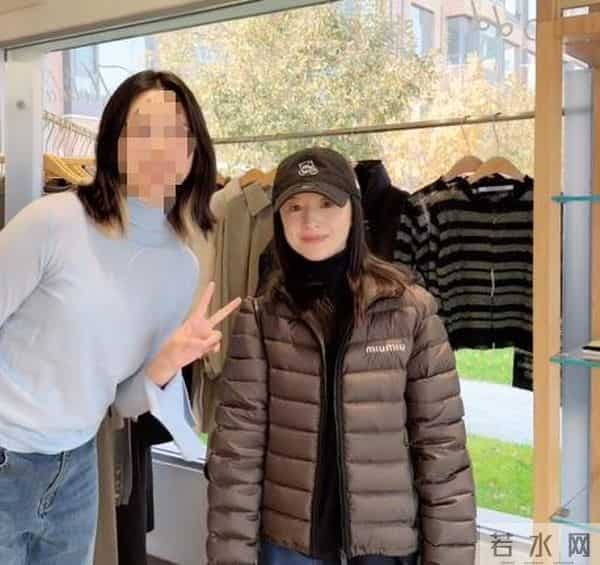 45岁董洁在河北巡店，生图皮肤白皙褶子多，腿短个子矮身材五五分