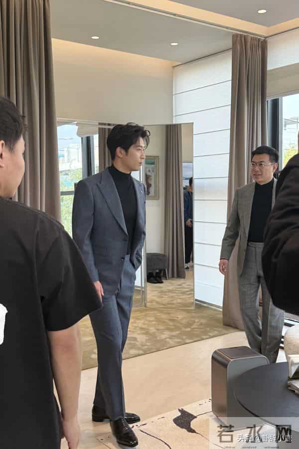 窦骁现身西安参加活动，西装革履，又高又帅，手上婚戒格外亮眼！