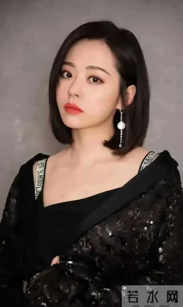 张靓颖素颜亮相机场被偶遇,网友-和普通人差不多 舞台上妆化太狠