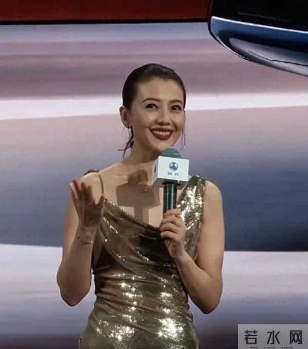 45岁的高圆圆 跌落神坛了 她穿紧身的鎏金裙小肚腩突出，法令纹明显