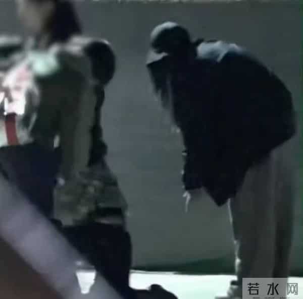 狗仔拍刘诗诗聚餐失控：拉不住发火的魔丸差点绊倒，明星也狼狈