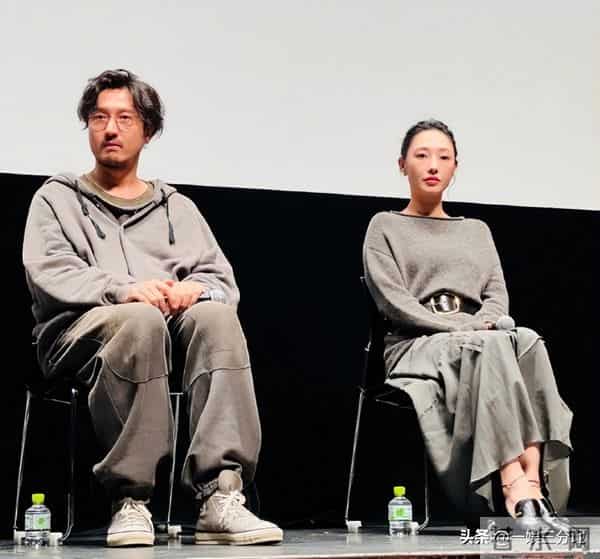 白百何一家回国,大儿子又黑又老,小儿子长相曝光眼小脸大不像她