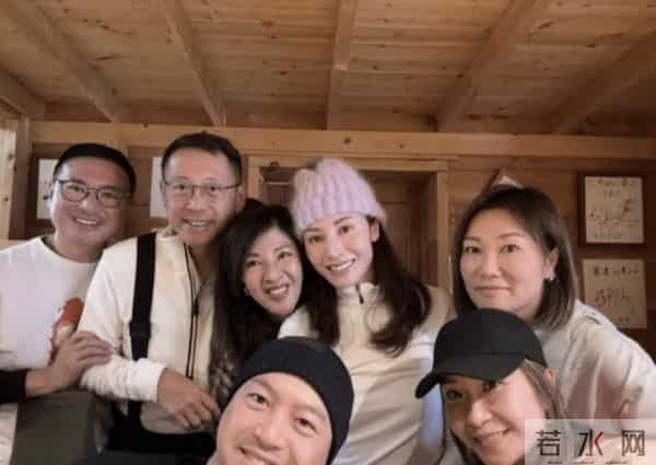 李嘉欣亲姐当婆婆了,有多少人还记得她苦等五年,带球上位的往事