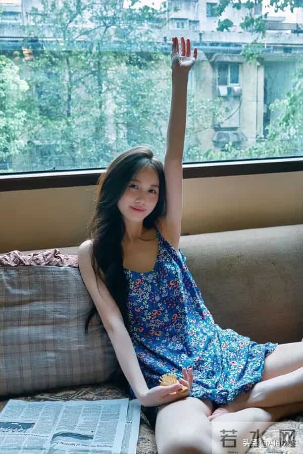 22岁的主持人李瑜,今日居家光脚丫写真,蓝色碎花裙纯欲撩人