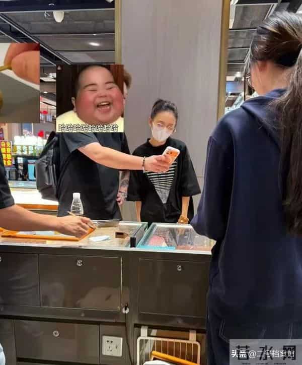 佟丽娅疯狂扫购黄金！头发稀疏排骨胸明显，满胳膊黄金手串太吸睛