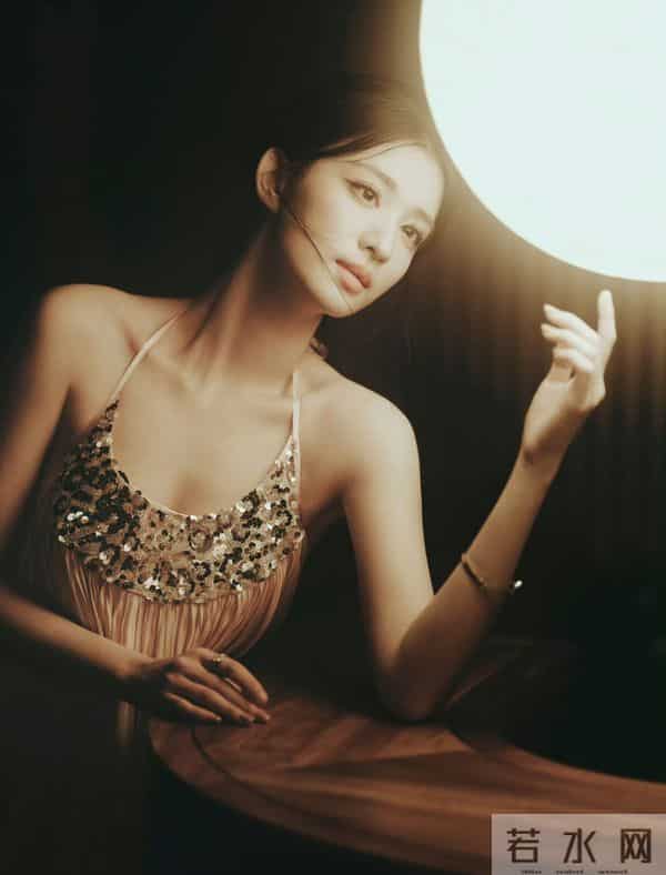 王楚然海边假日写真，这身材也太性感了！